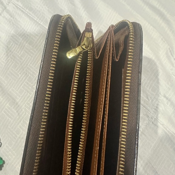 Louis Vuitton zip around wallet - Picture 3 of 8